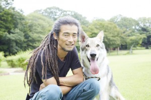 男性と愛犬のサーロスウルフハウンド