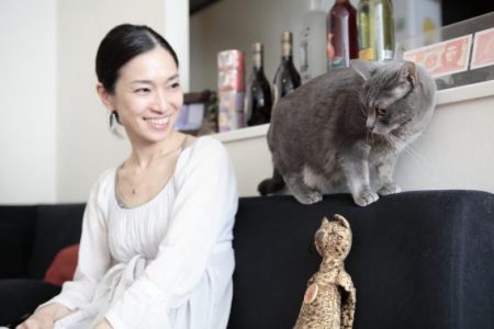 アッシュ・ペー・フランスバイヤーの土村真美さんに見つめられる愛猫