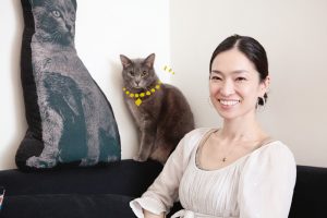 アッシュ・ペー・フランスバイヤーの土村真美さんと愛猫