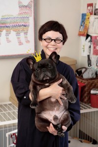 デコレーターとして活躍する羽飼和代さんと愛犬